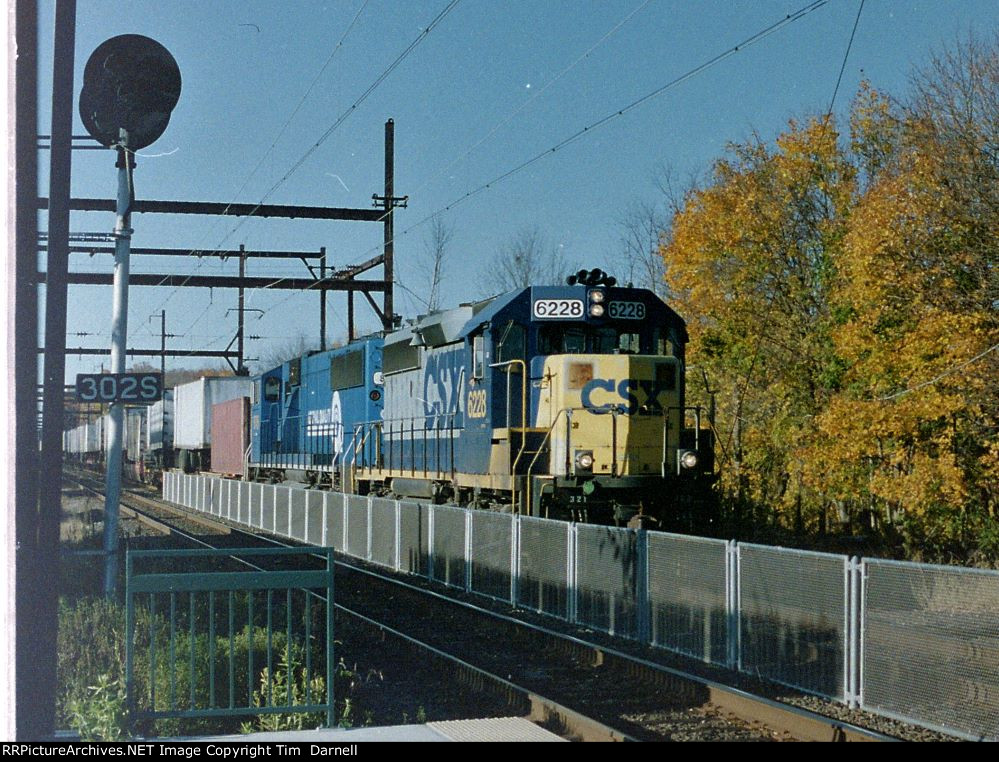 CSX 6228 leads Q196